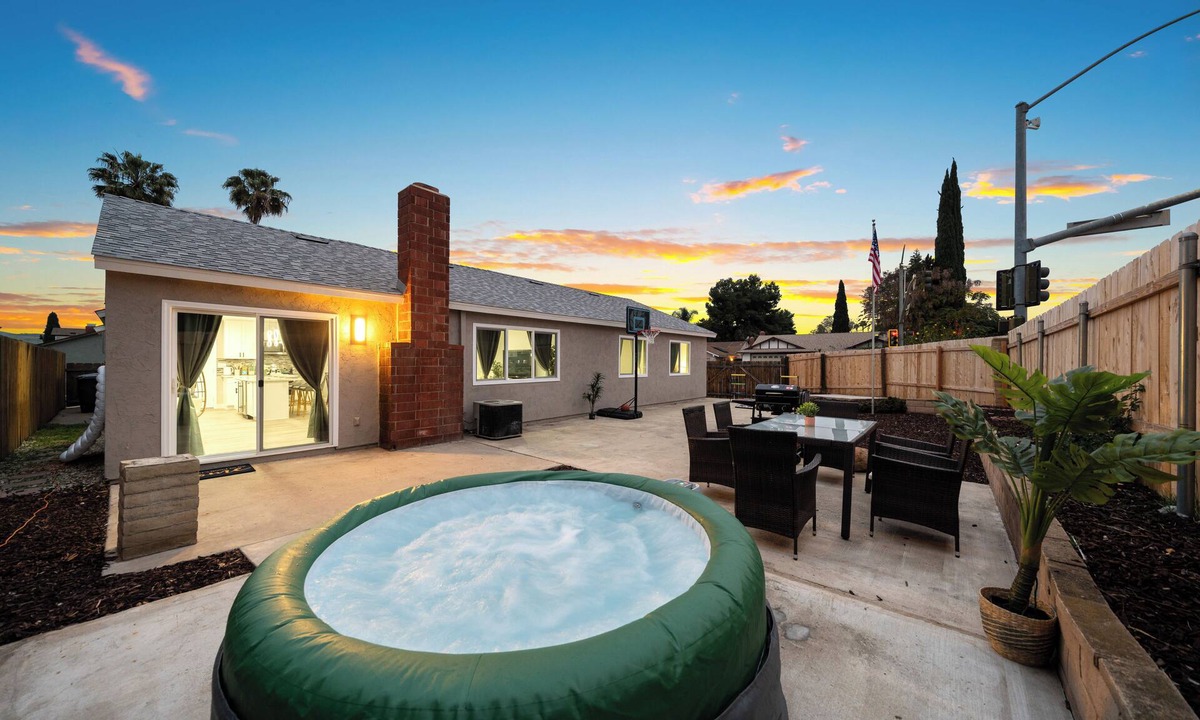 La Presa House | Hot Tub, King Bed, Garage, Gated Yard, Ranch-Style