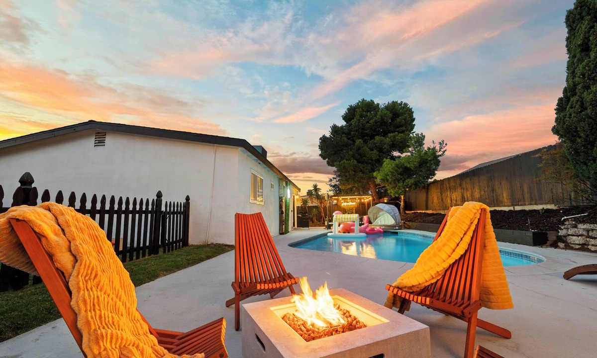Clairemont House | Hot Tub/Pool/Fire Pit/10 Mins to Beach