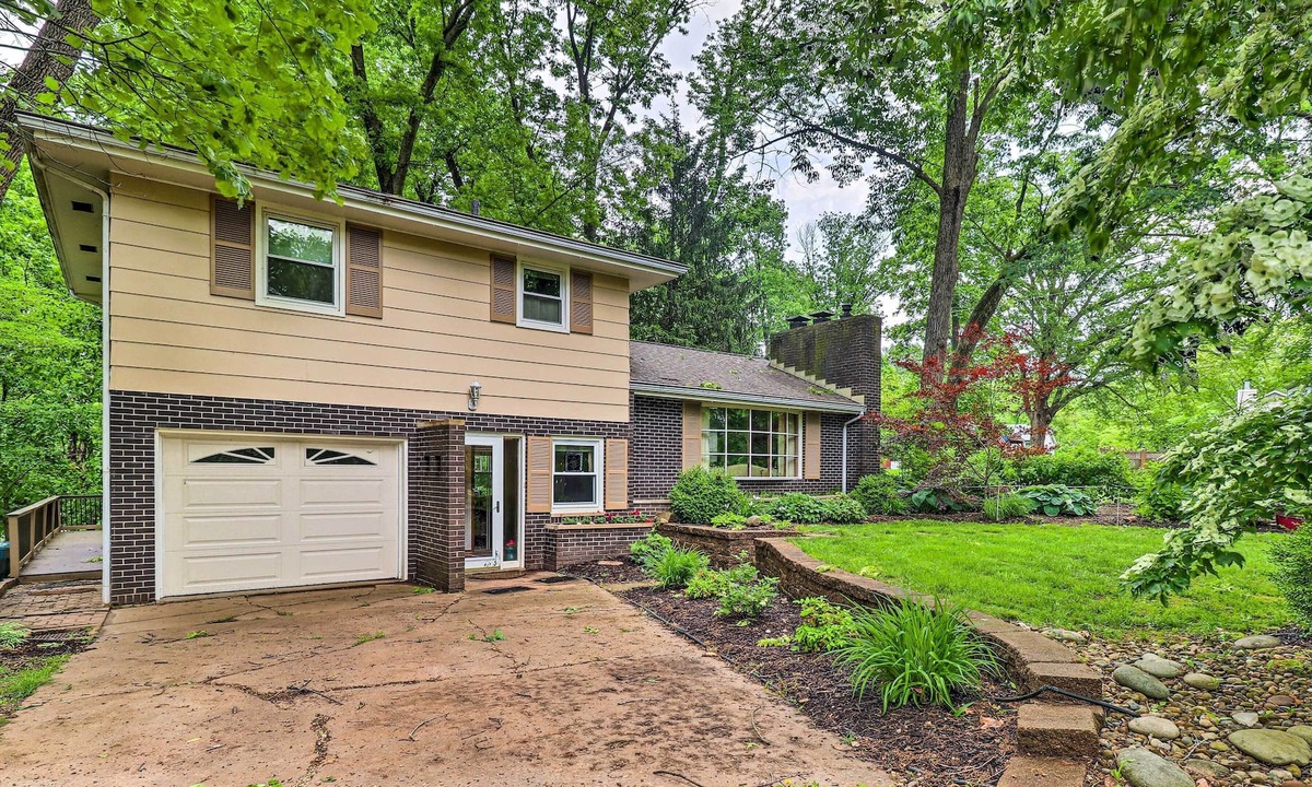 Glen Carbon House | Idyllic Glen Carbon Home w/ Screened-In Porch