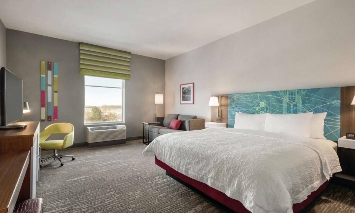 Brooklyn Park Hotel | Inviting Stay Near Attractions like Target Field + Elm Creek Park Reserve