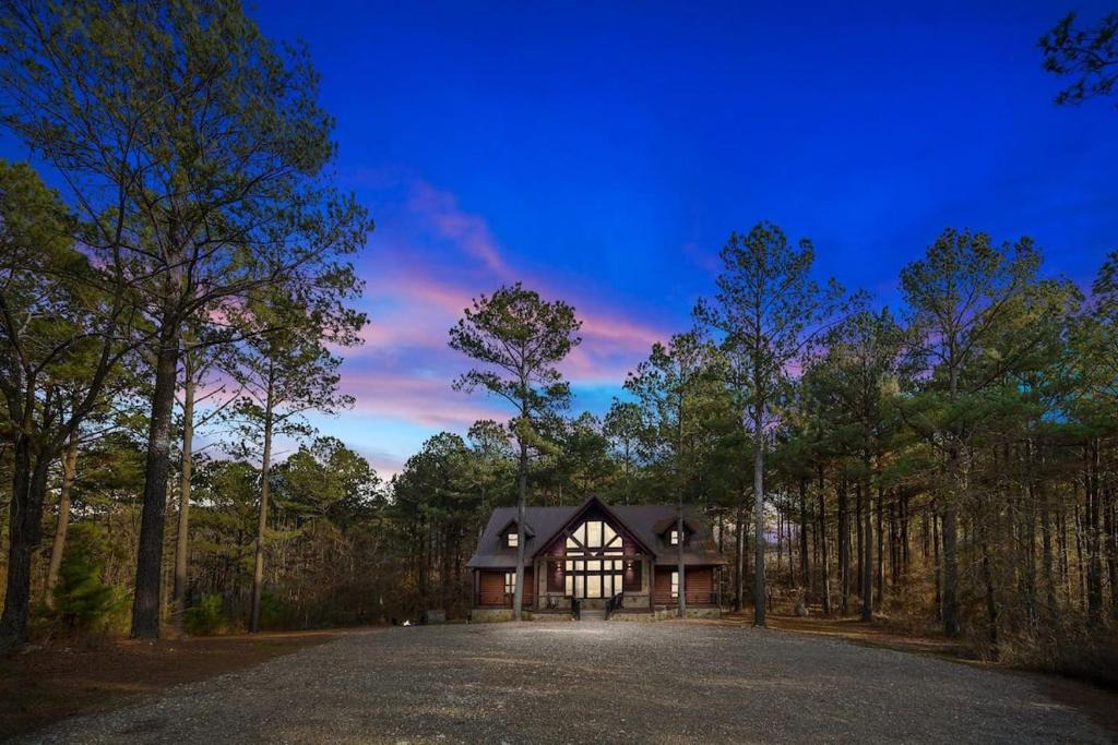 Broken Bow Villa | Iron Horse Lodge sleeps 18, Games, Fire Pit, Hot Tub, EV, more