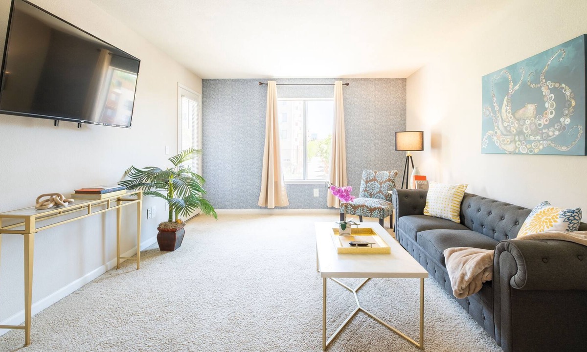 University City Apartment | La Jolla UTC King Bed Suite w/Pool, Sauna, Parking
