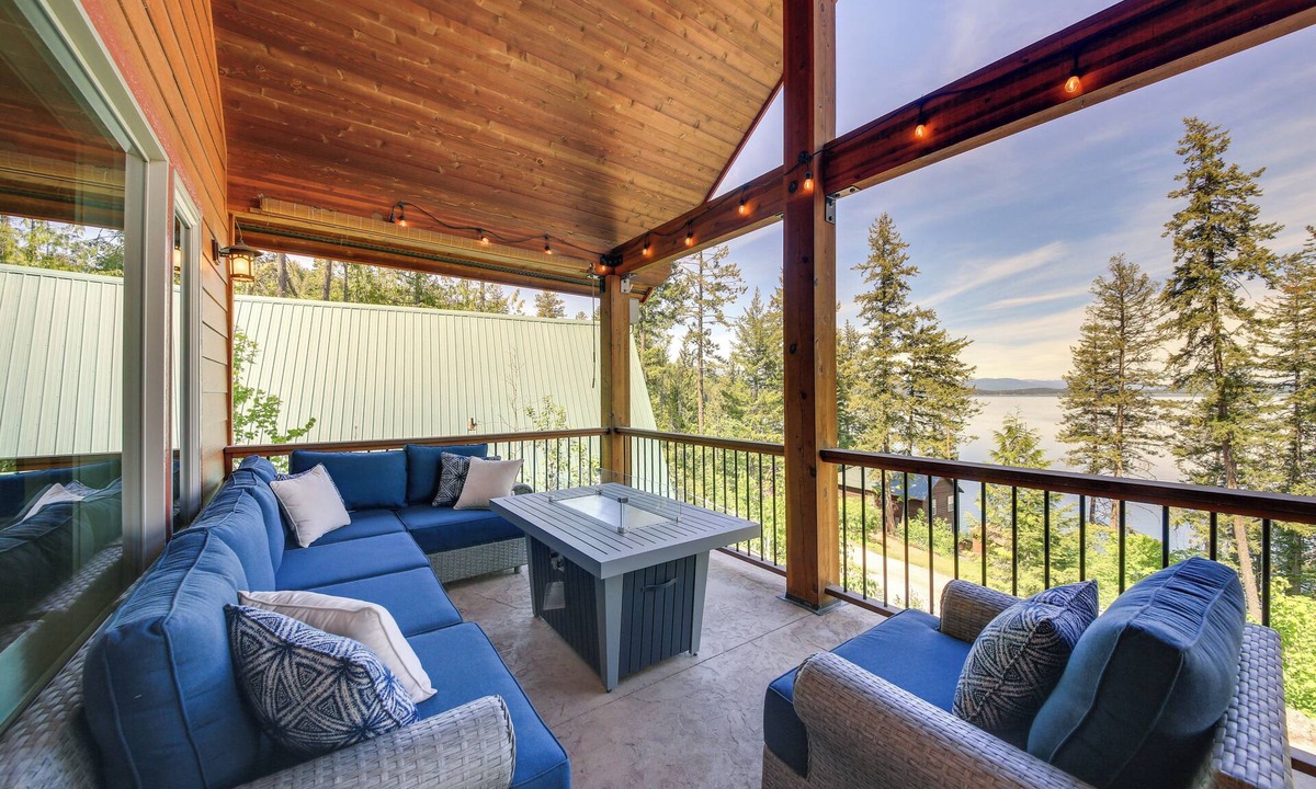 Sagle House | Lake Access + Water Views: Bottle Bay Family Home!