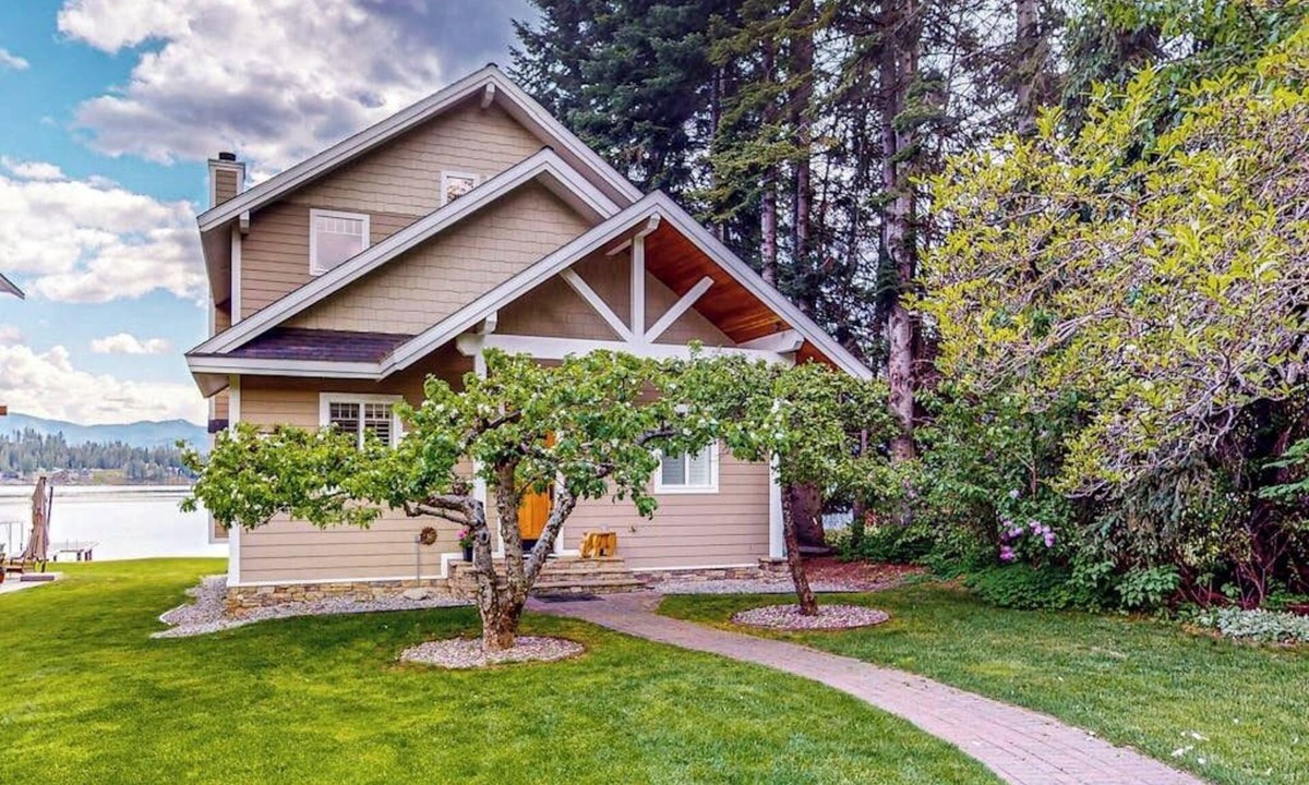 East Hope House | Lakefront home and studio with kayaks, dock, WiFi, fireplaces, BBQ grill