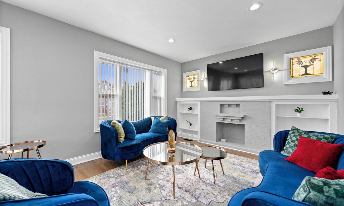 Chicago House | Large 5BR Retreat. Perfect for Long Stays & Groups