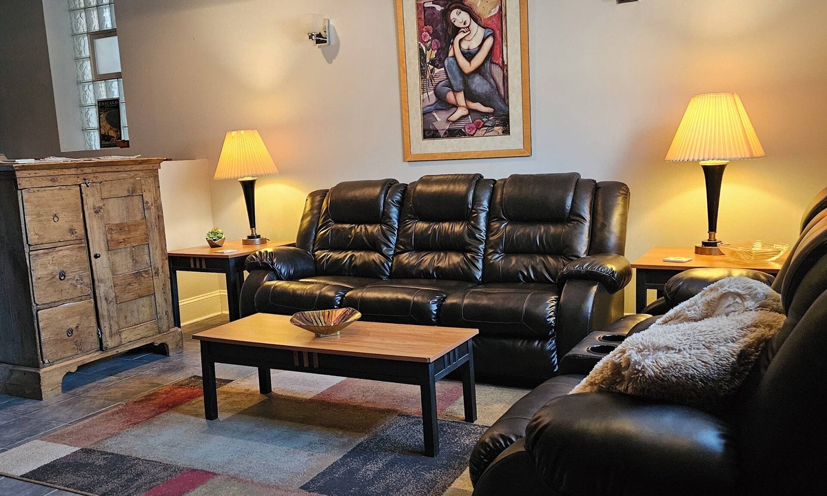 Grand Boulevard Apartment | Lg Studio Apt. No cleaning fee. Obama Center 10 mins.