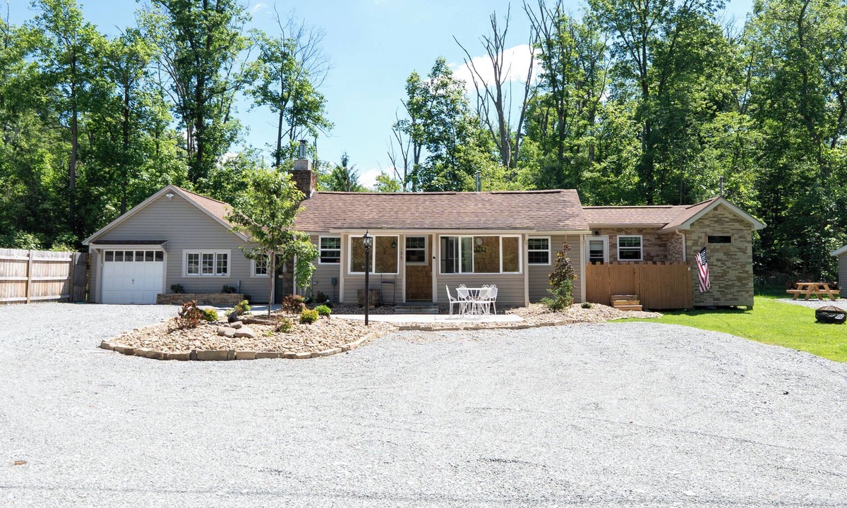 Ligonier House | Ligonier Relaxing Country 2 Bedroom Ranch – Fallen Oak, Sauna, Cold Plung.