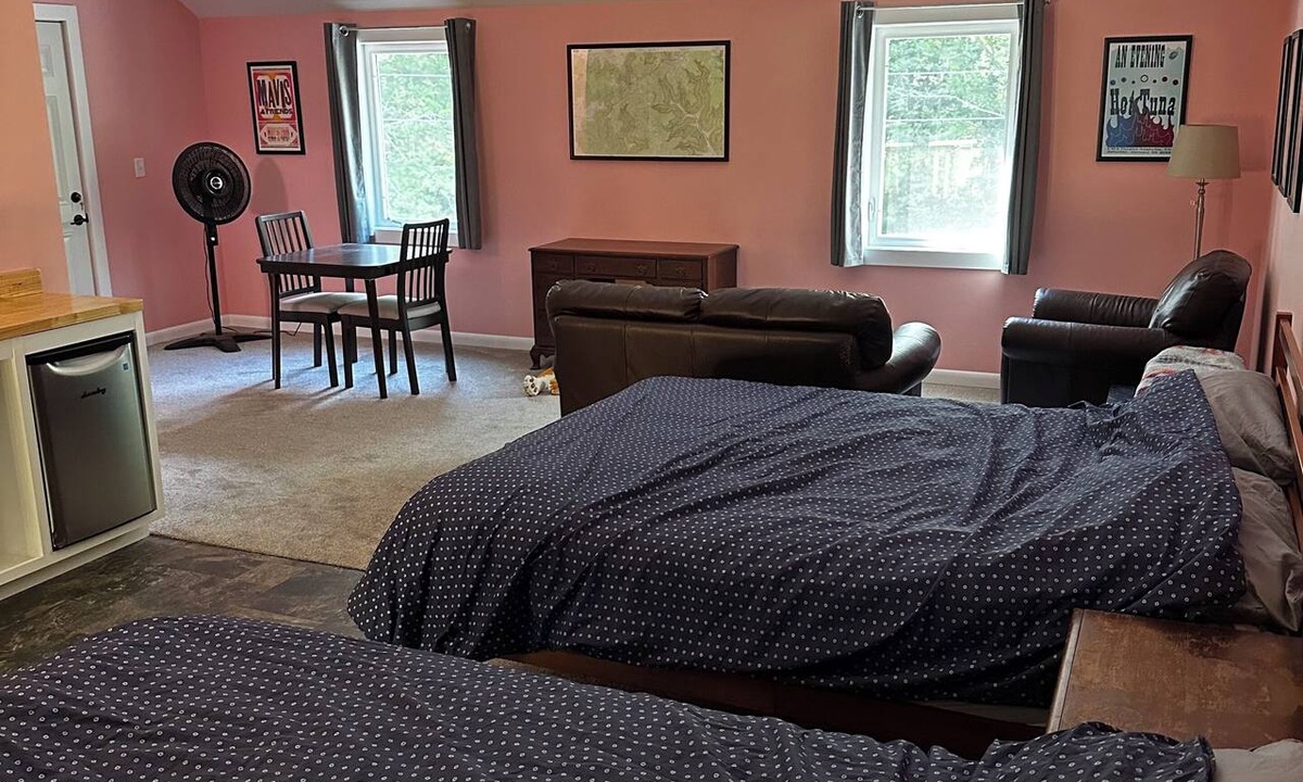 Saint Andrews Apartment | Loft studio in charming Sewanee! Directly on Mt Goat Trail minutes from downtown
