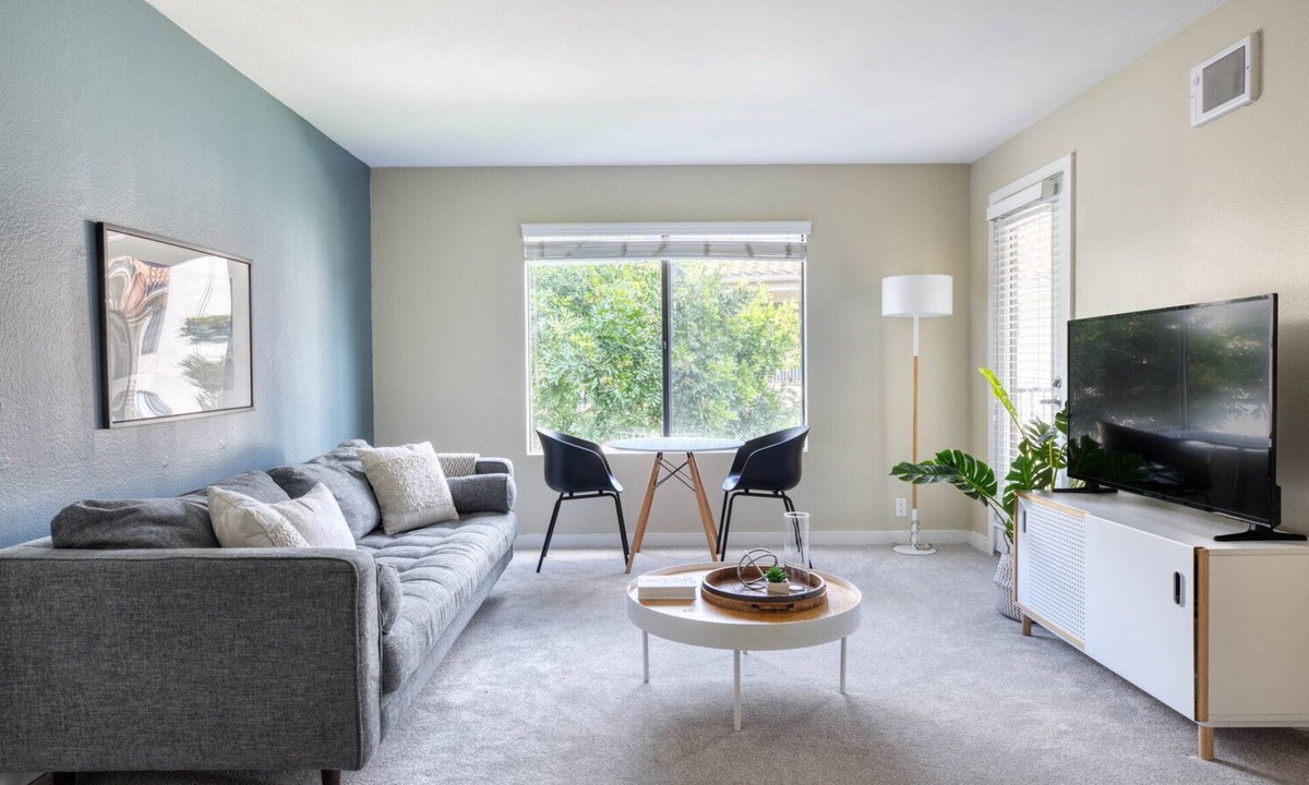 University City Apartment | Lovely La Jolla 1BR w/Gym, W/D & Pool, nr bars & shops, by Blueground
