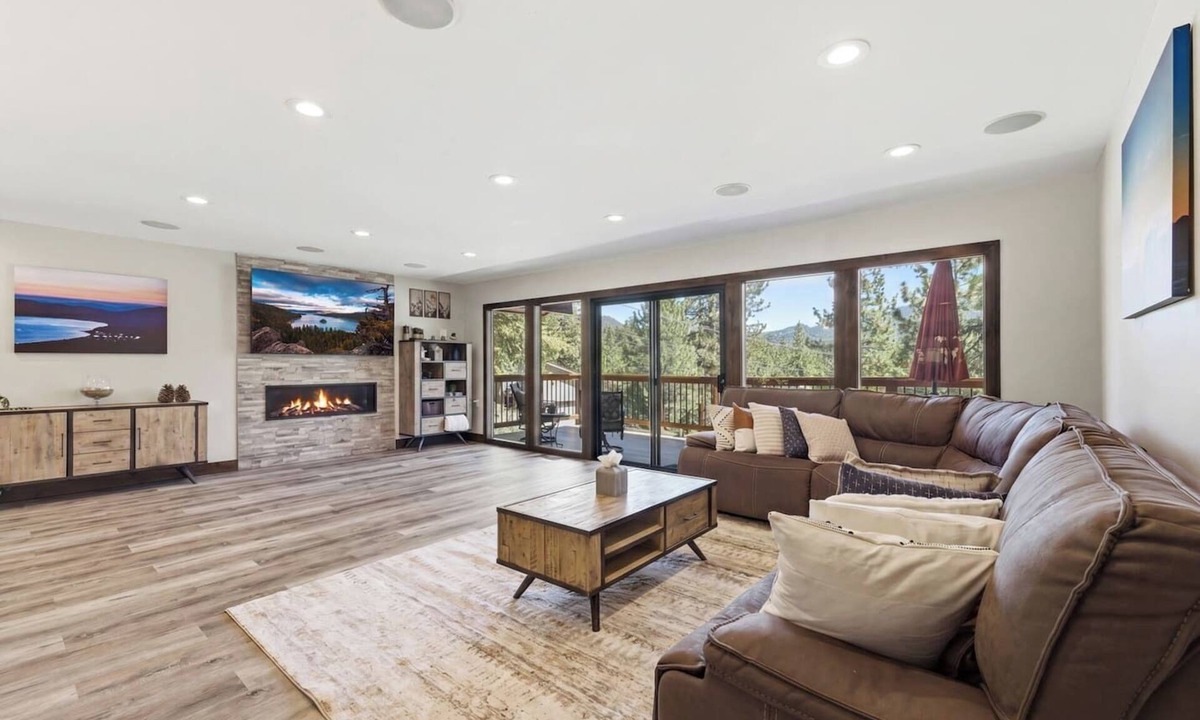 Round Hill Village House | Luna’s Mountain Manor | Chef Kitchen & Game Room