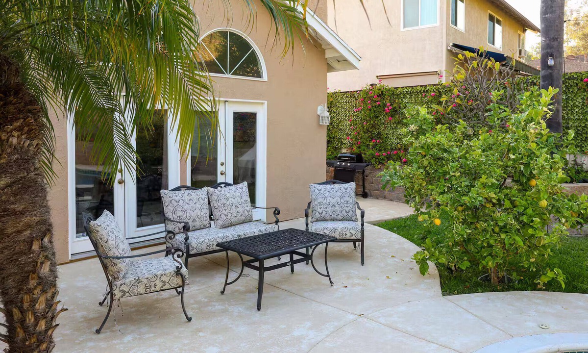 Tierrasanta House | Luxe Loft Retreat – Patio, High Ceilings & Parking