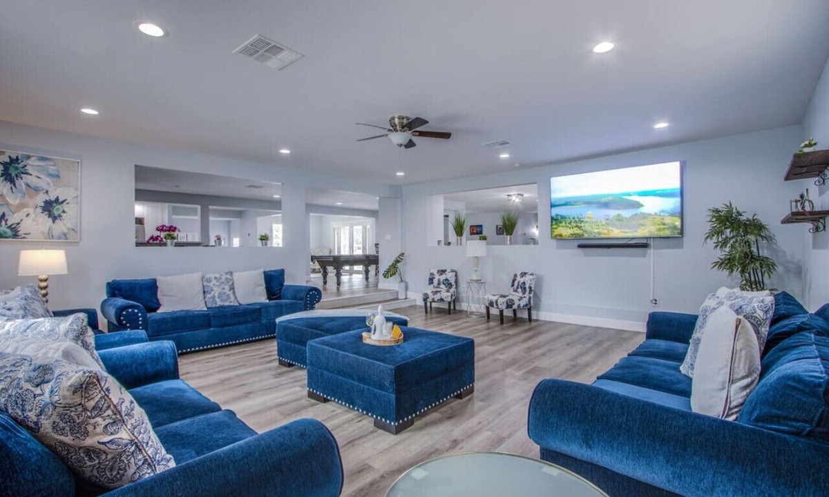 Las Vegas Villa | Luxurious 5 BR, 5.5 BA Villa, Pool, Games, 15 min to LV Strip