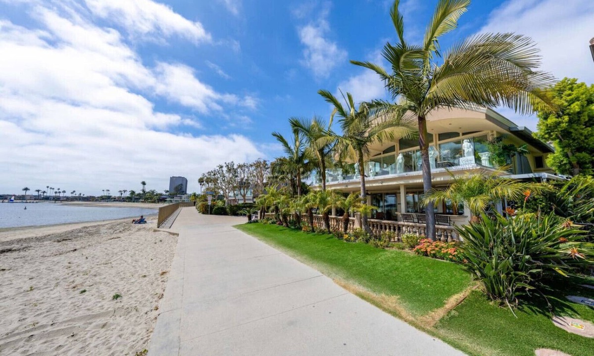 Crown Point House | Luxurious Waterfront Escape, Bay Views