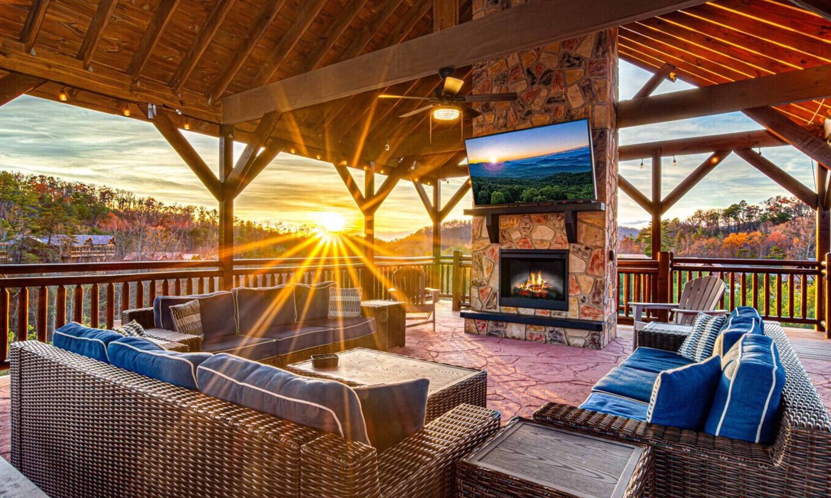 Caton Cabin | ~LUXURY~ INDOOR POOL/GAZEBO/OUTDOOR FIREPLACE/GAME RM/GOLDEN TEE/SAUNA/HOT TUB!