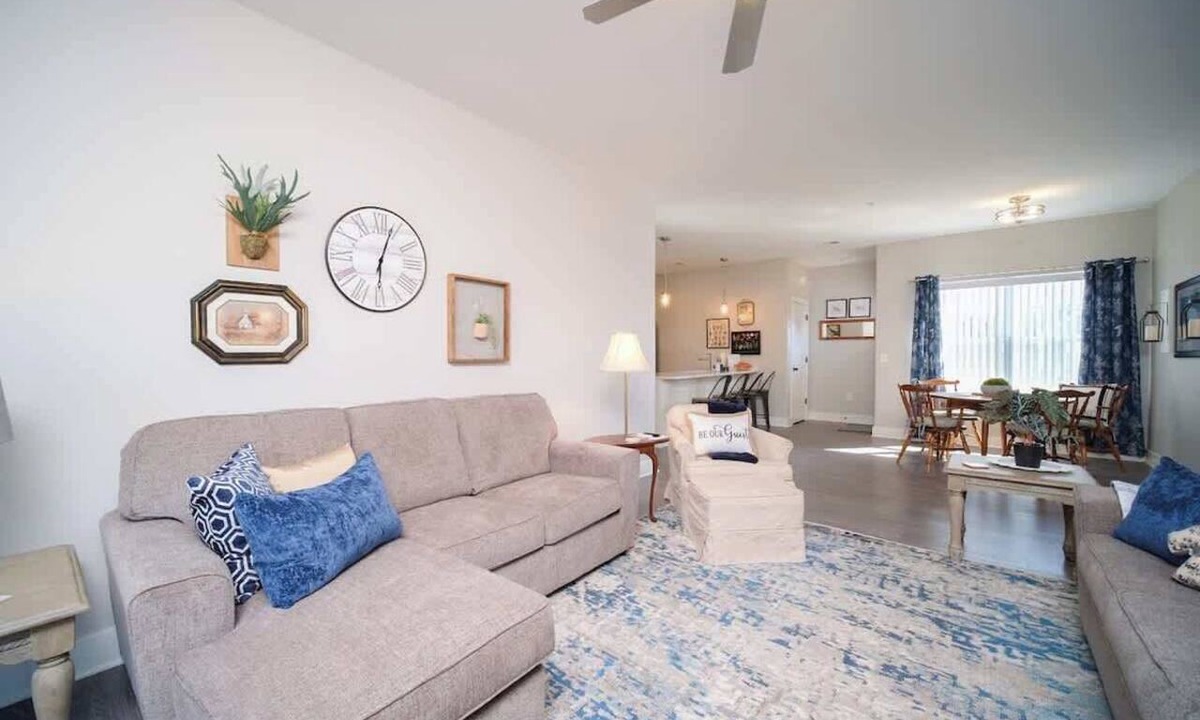 Bettendorf Condo | Main Floor Cozy 2 Bedroom Condo with a master suite in Bettendorf