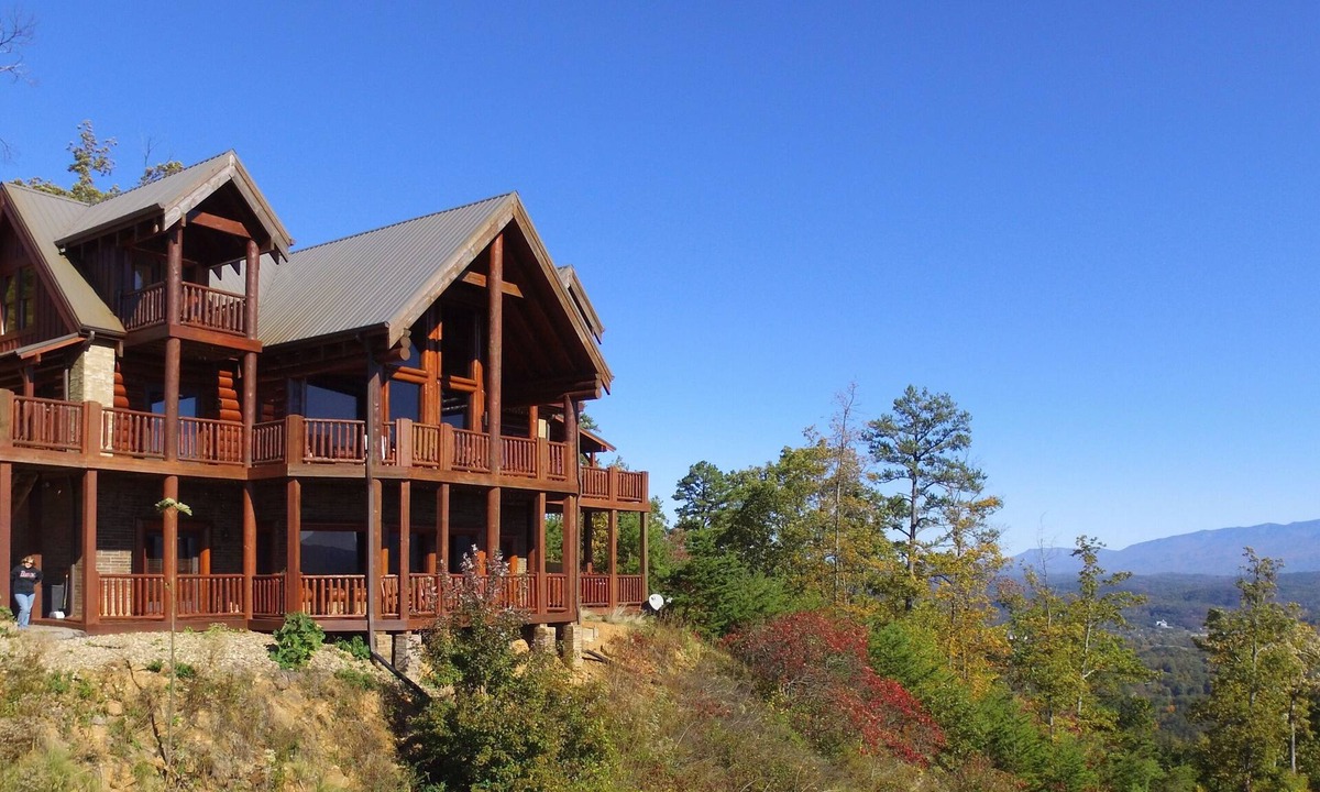 Pigeon Forge Cabin | Majestic Mountaintop Retreat- Breathtaking Views, Luxury Lodge over Pigeon Forge