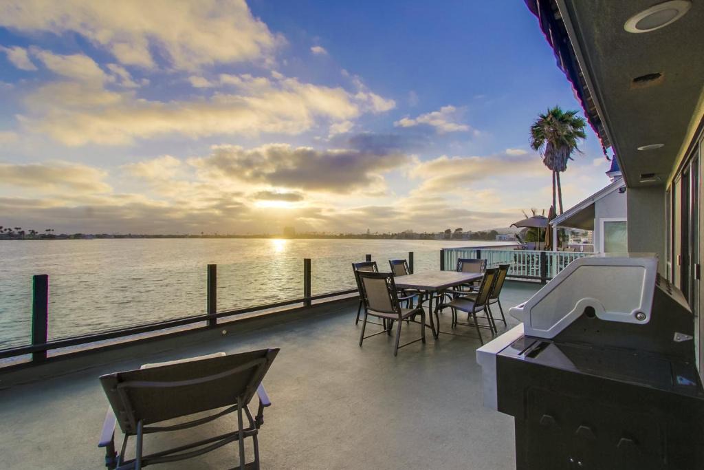 Crown Point House | Mission Bay Dreams - w Bay Access, Parking, Pool & Spa