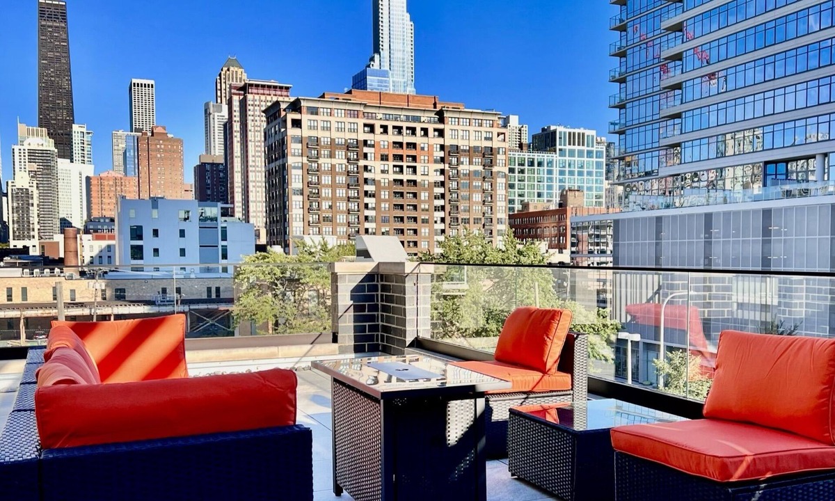 Near North Side Apartment | Modern Apartment with Private Rooftop Patio & Free Parking in Downtown Chicago