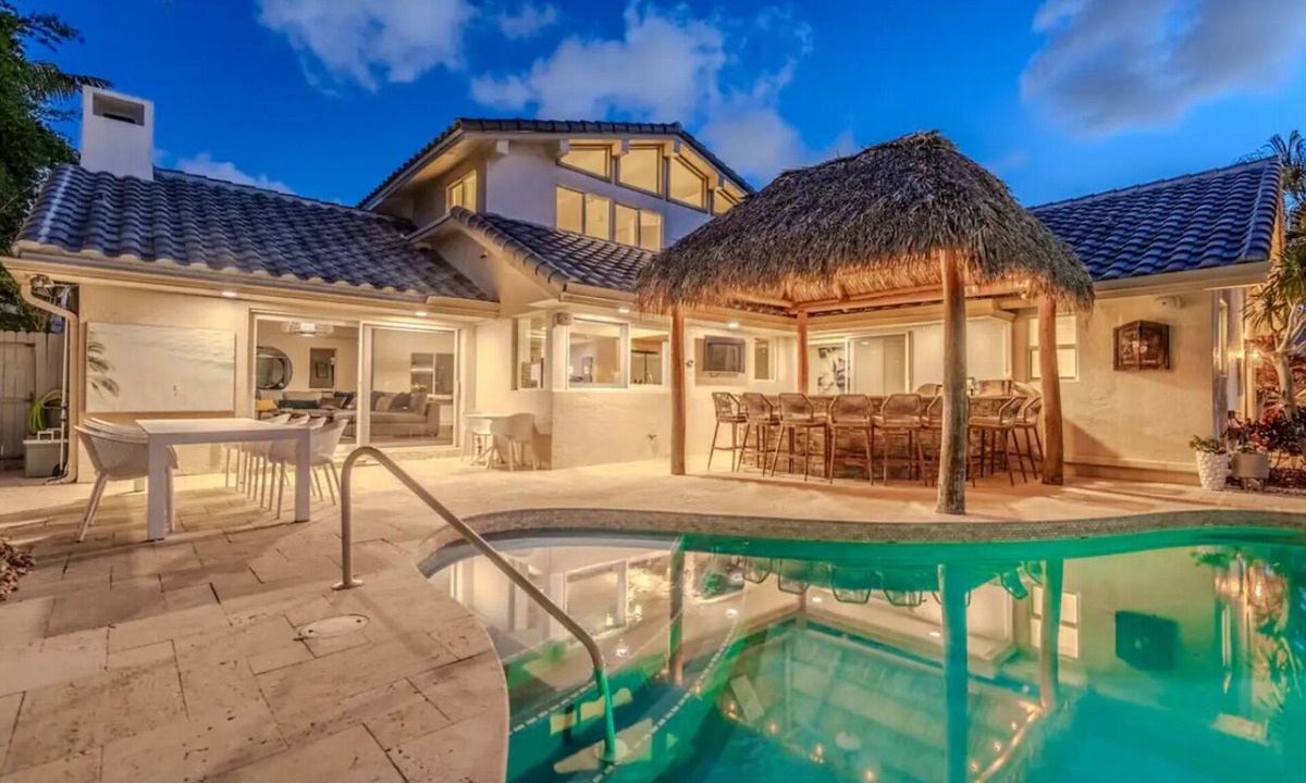 Poinsettia Heights House | Modern Tropical 6 bdr 4 bath kayak & Paddleboard.