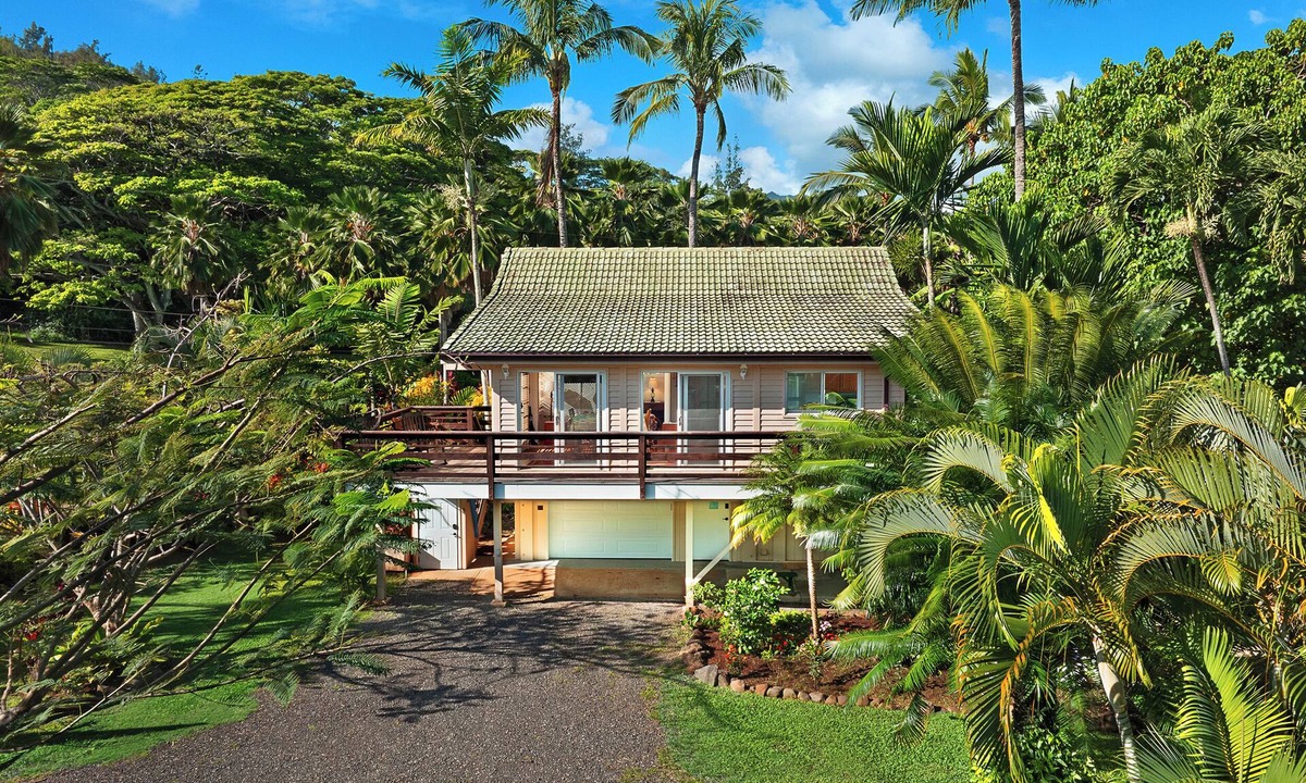 Kilauea House | Moloaa Bay Cottage, A/C, 1 BD/1 BA with Den & loft