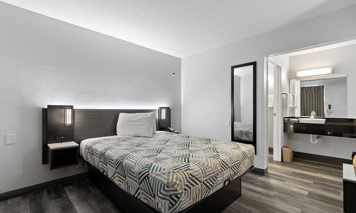 Clairemont Mesa East Hotel | Motel 6 San Diego, CA - North