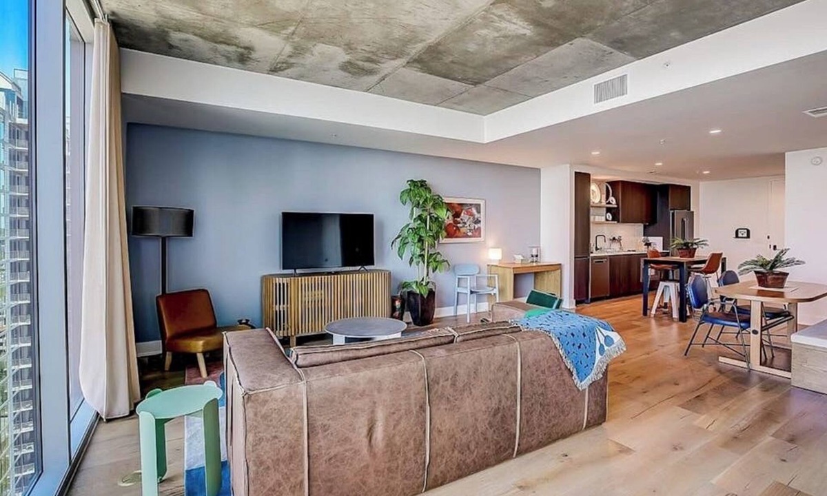 Rainey Street Historic District Condo | Natiivo 19th flr condo w/amazing lake-view balcony, rooftop pool, gym
