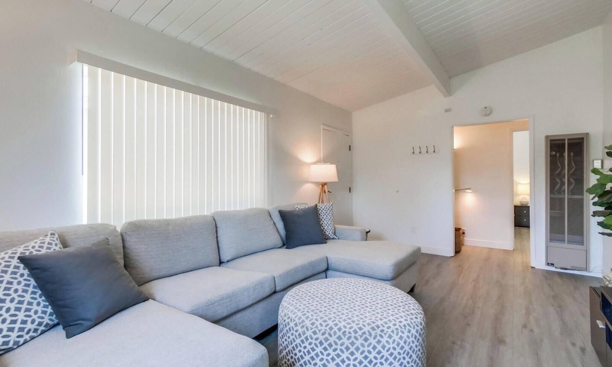 North Clairemont House | NEW 30+ Day RENTAL! Charming 2BD in Clairemont with Yard BBQ Grill W/D +Garage!-