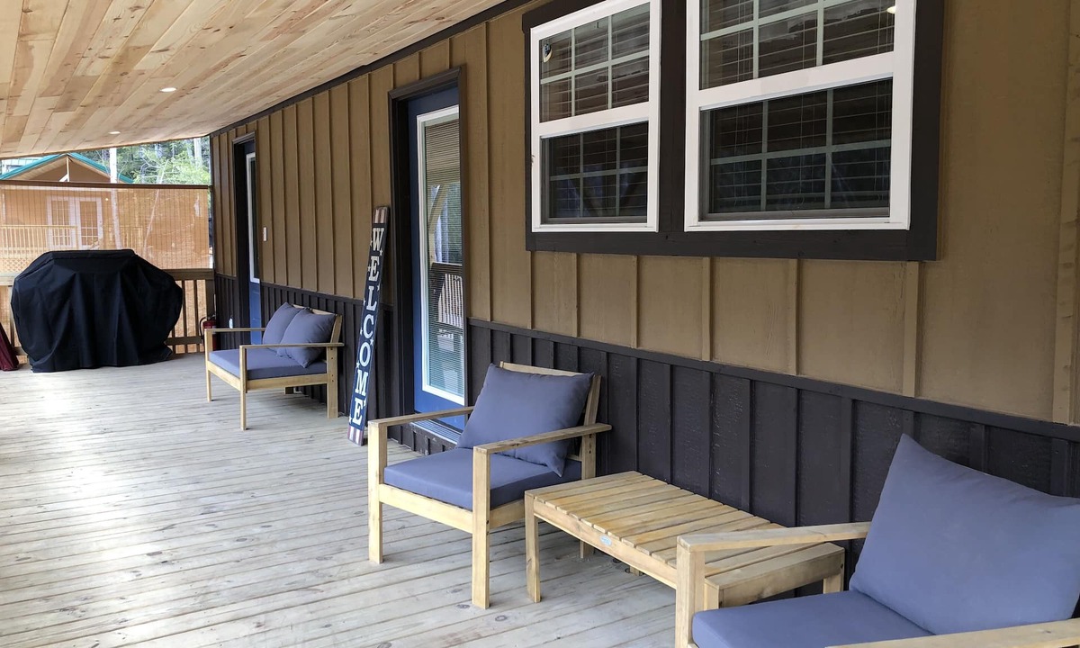 Whitley City Cabin | Old Glory Getaway-Cozy 2 bedroom cabin just 5 miles from Cumberland Falls!