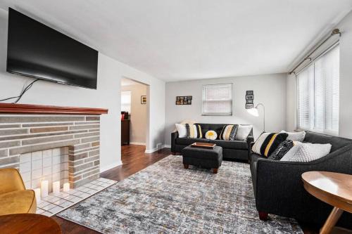 Brookline House | Open Floor Spacious Home, 15min from Downtown, Private Garage, Kids Friendly