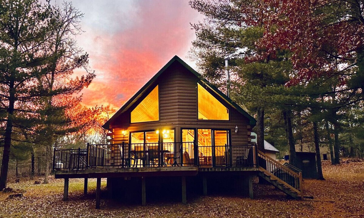 Markville Cabin | Pardun Rd · Quiet waterfront on Yellow River, lake access!