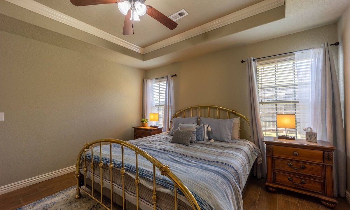 Powell House | Peaceful 3BR Base Close to NWA Events & Trails. Secure Garage and Jetted Tub.