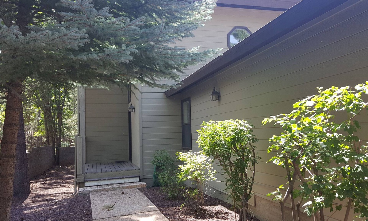 Pinetop Villa | Peaceful Family Friendly Resort Villa w Whirlpool Tub and Attached Garage