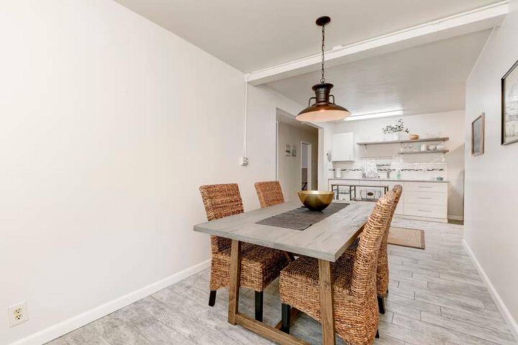 Little Italy Apartment | Perla D'Italia -1BR- FREE Driveway Parking -1 Car