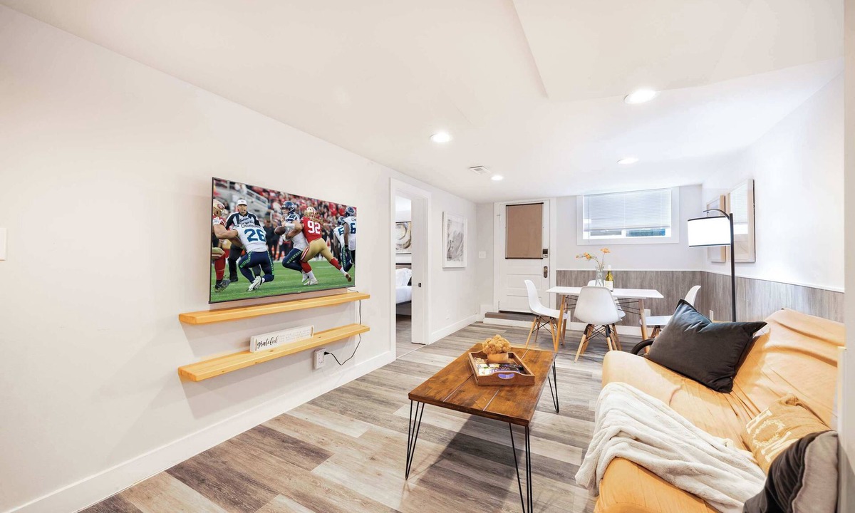 Wallingford House | Pet Friendly 1BR Basement w, Gym, Near UW &Hospital