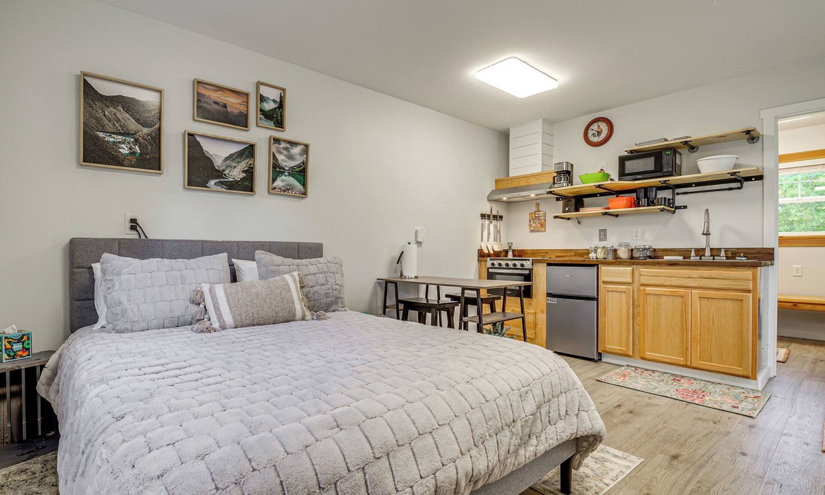 Woods Creek Apartment | Pet-Friendly Quaint Cottage: Park-Like Setting