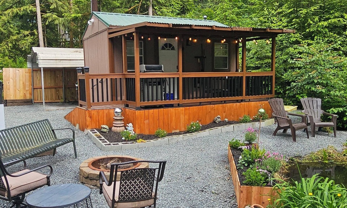 Jordan Road-Canyon Creek House | Pet-Friendly Tiny House on Mtn Loop Hwy w/Wi-Fi, Fire Pit , EV Charger & Pond.