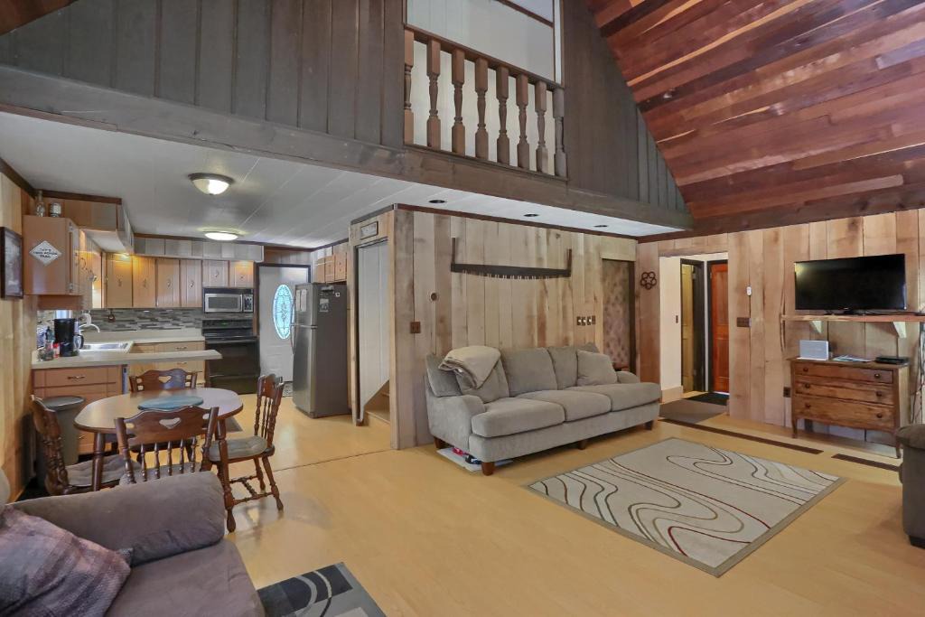 Brookville House | Pet Friendly Wi-Fi Firepit TV