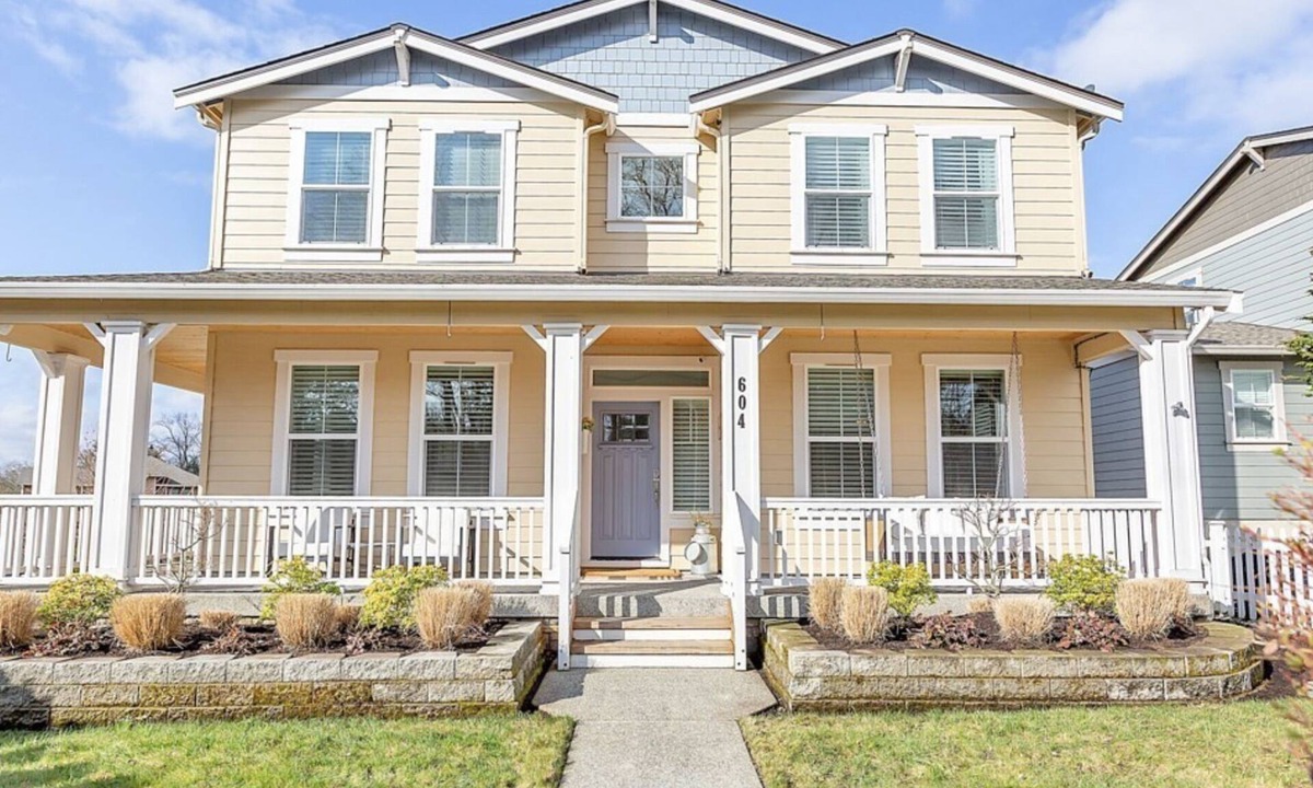 Snohomish House | Premium Snohomish mansion with views of skydivers