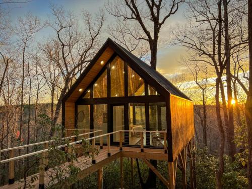 Travelers Rest House | Private Modern Treehouse Retreat in the Forest