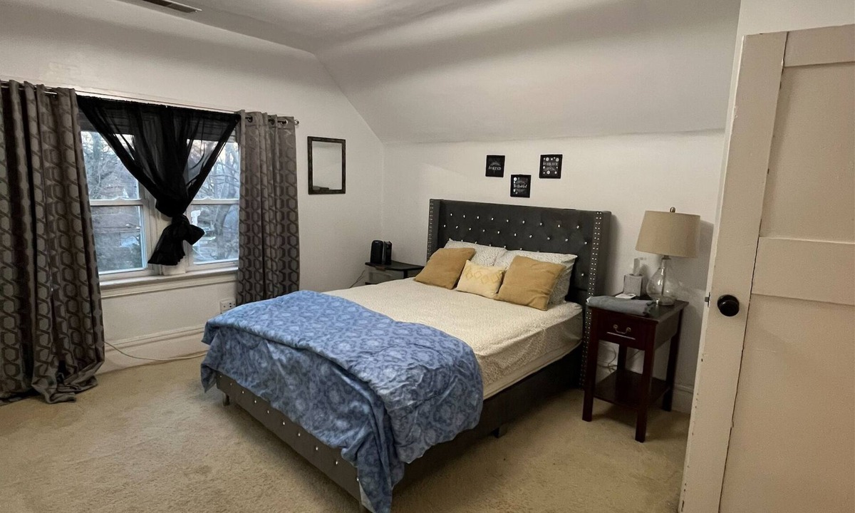 Vinita Park House | Private Rooms in a Spacious 4BR House
