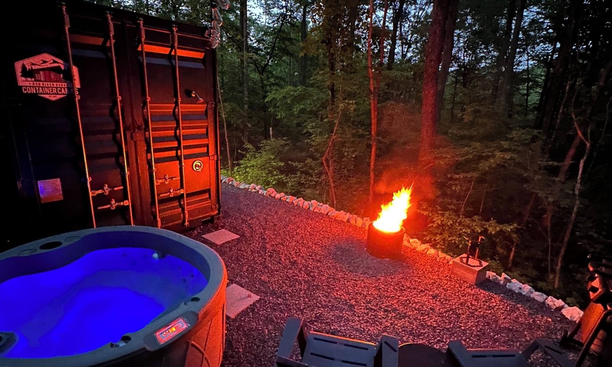 Stanton Cabin | PRIVATE SHIPPING CONTAINER CABIN IN THE WOODS-RED RIVER GORGE-VERY CLEAN-HOT TUB