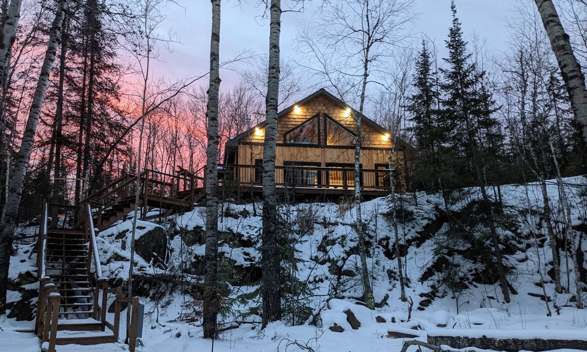 International Falls Cabin | Rainy Lake Retreat! Three year old cabin, Lakeview with hot tub and dock!