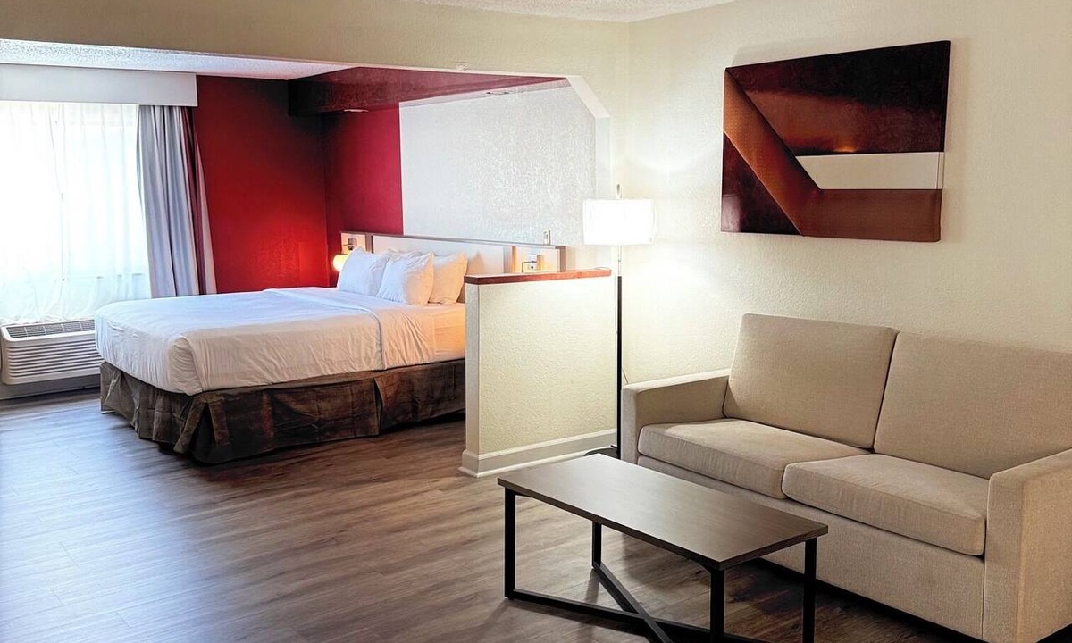 Glendale Heights Hotel | Ramada by Wyndham Glendale Heights/Lombard