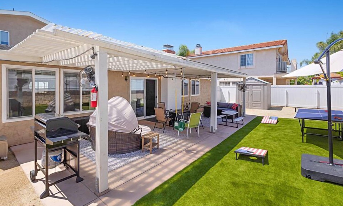 Serra Mesa House | Relax in the Hot Tub/Patio of Sunshine Getaway!