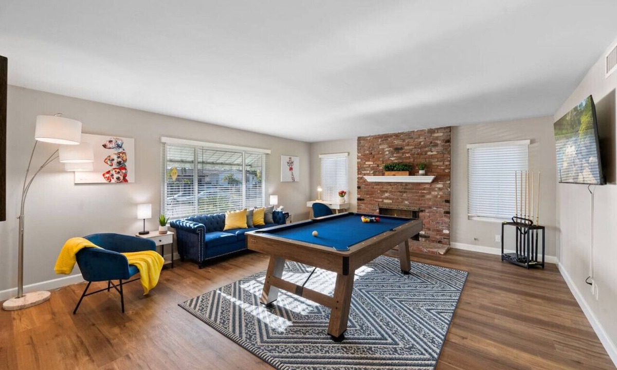Clairemont Mesa House | Remodeled Family Friendly Home w/Pool Table, King Bed, Parking