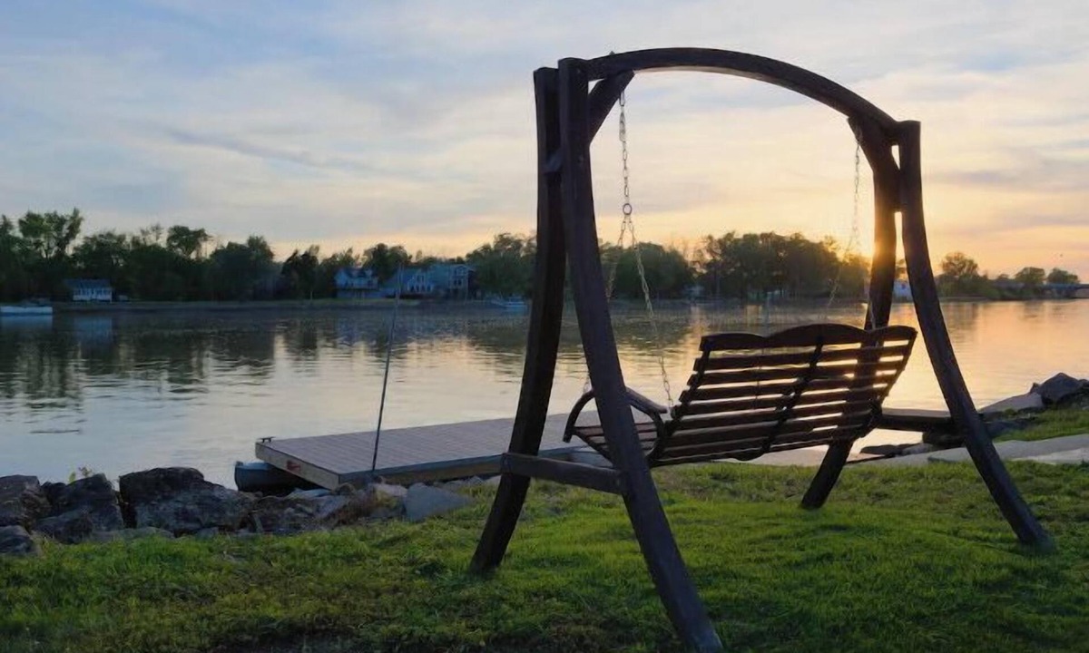 Moline House | Riverfront Cabin:Wrap Around Deck & 3 Season Room