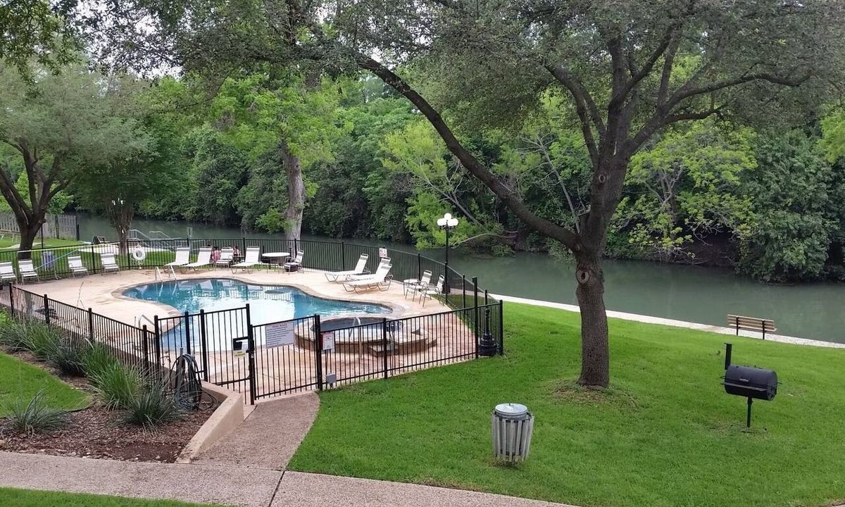 New Braunfels Condo | Riverfront Flotation Fun near the Tube Chute 1 Br Condo 3 min from Schlitterbahn