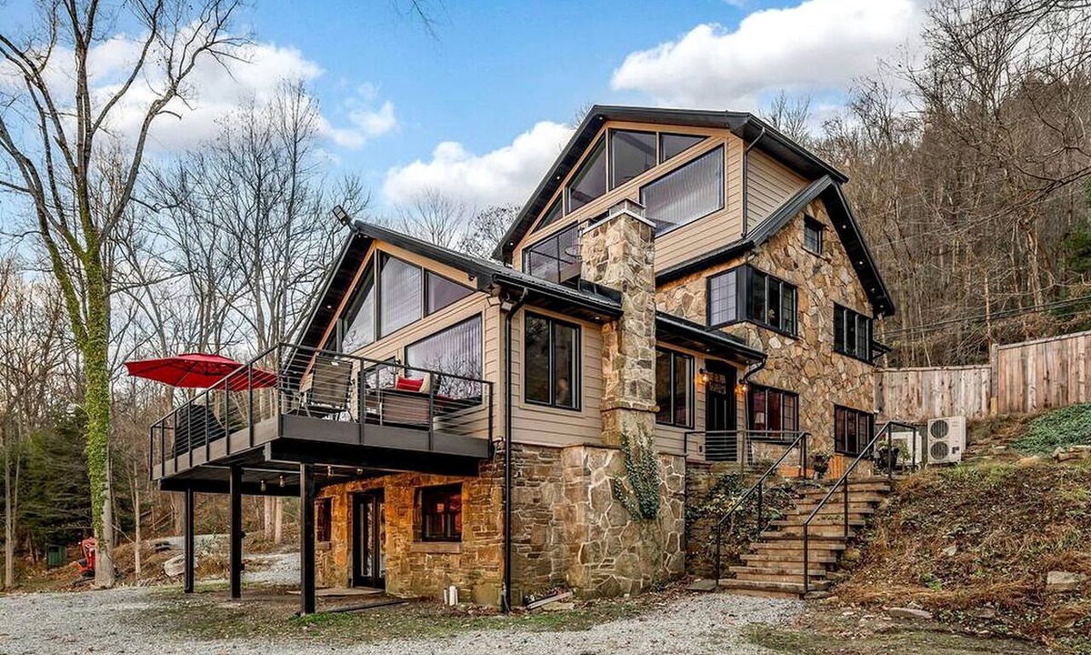 Turkey City Cabin | Riverside Luxury: Fully Equipped Cabin with Outstanding Views in Emlenton, PA