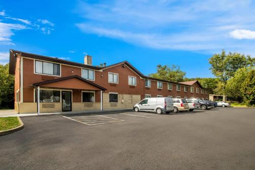 Delmont Hotel | Rodeway Inn Delmont