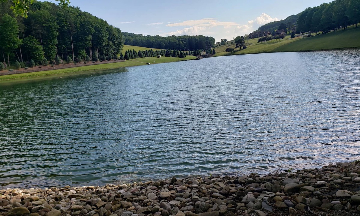 Ringgold Cottage | Romantic hideaway on the lake nestled in the pines 79 miles north of Pittsburgh.